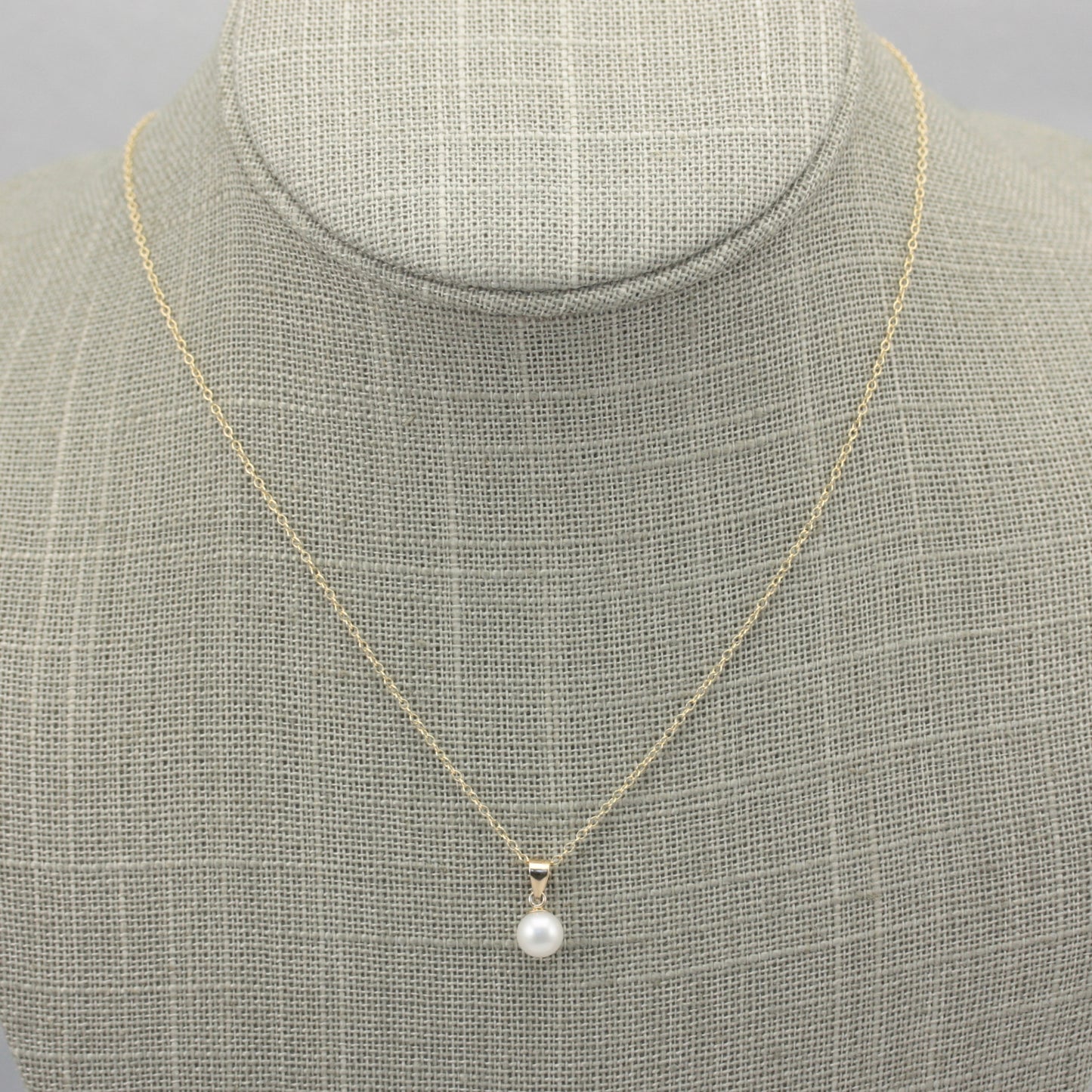 round white freshwater pearl pendant