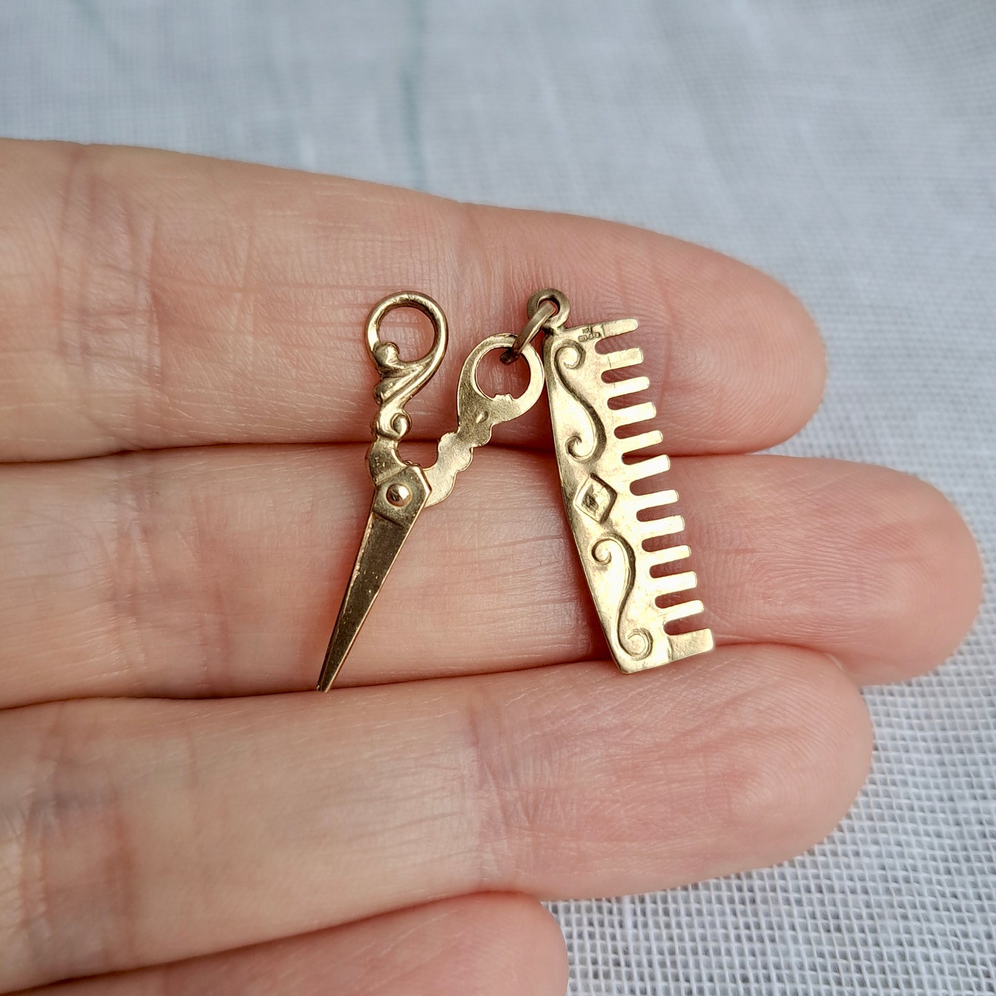 Vintage 9ct Gold Comb and Moveable Scissors Charm, 1992