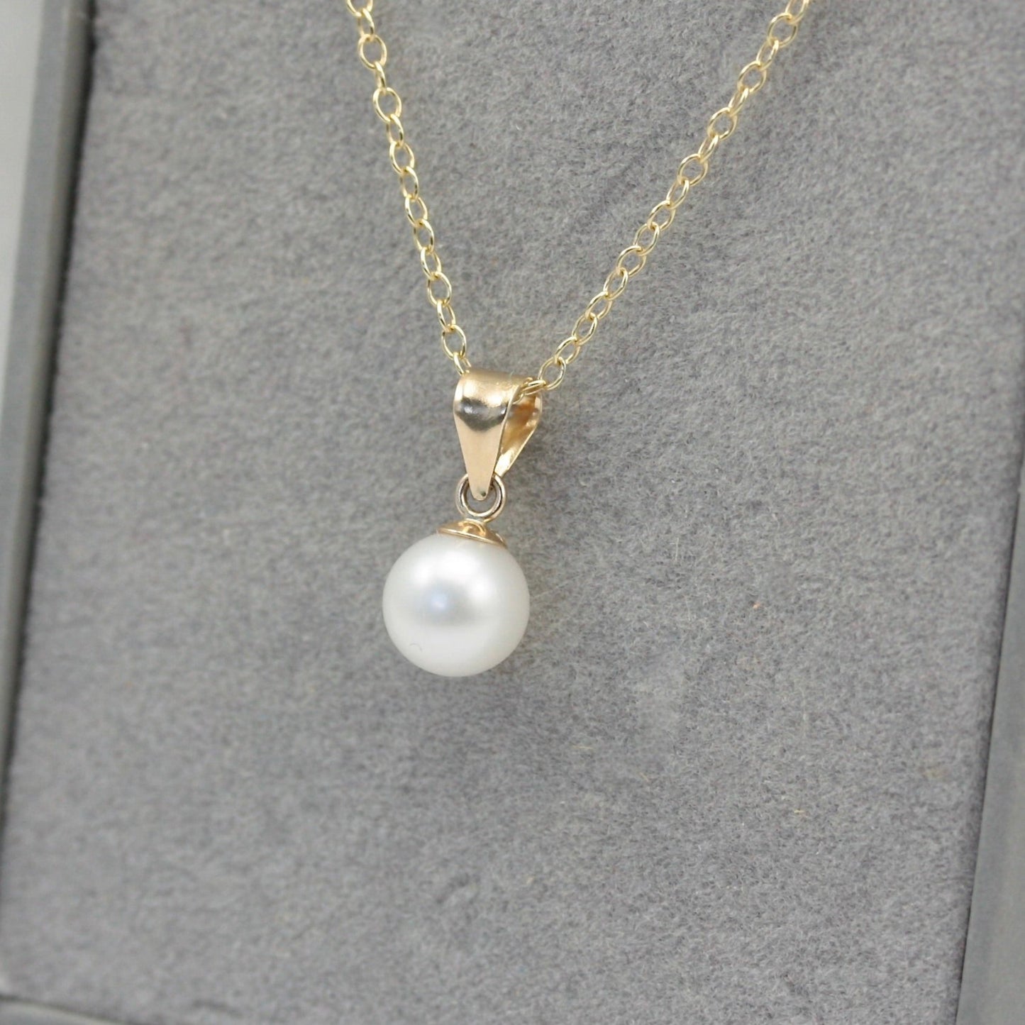 9ct yellow gold and freshwater pearl pendant